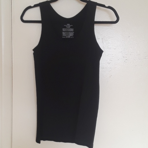 Basic black and white tank tops - Picture 2 of 5